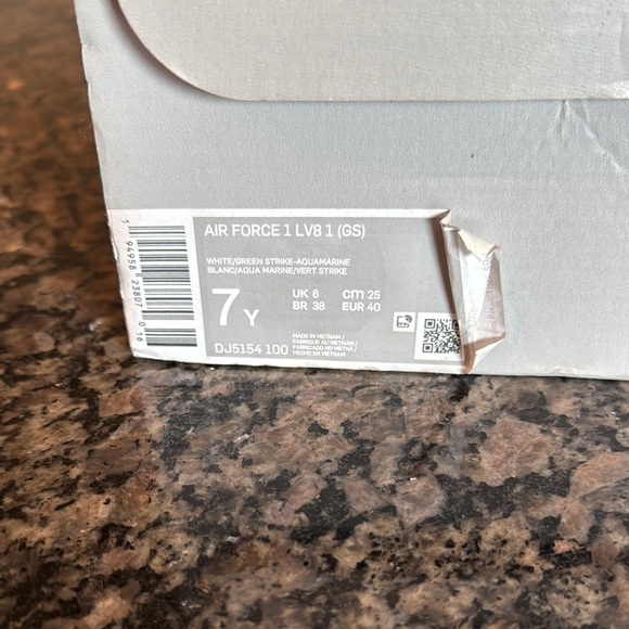 Nike Air Force 1 LV8 1 White with Green Accents EUC 8.5 or 7Y - Picture 15 of 15